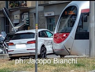 piazza-batoni-incidente-oggi-auto-tramvia