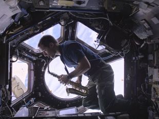 16-albe-lepopea-spaziale-di-thomas-pesquet-in-un-film