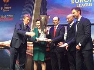 europa-league-il-trofeo-della-uefa-nella-citta-in-cui-si-giochera-la-finale