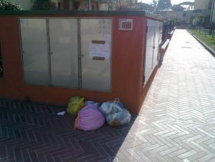 b003161530-montelupo-fiorentino-immondizia-abbandonata-da-4-giorni-in-una-via-del-centro