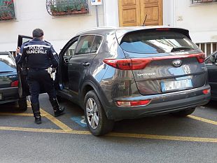 occupa-uno-spazio-riservato-ai-disabili-lauto-risulta-rubata