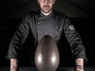 uova-artigianali-con-cioccolato-crudo-e-dentro-preziosi-gioielli
