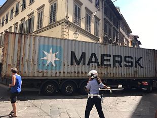 tir-sbaglia-strada-e-si-blocca-in-via-ghibellina