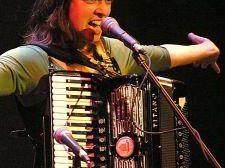 a702282227-sabato-3-marzo-rachelle-garniez-voce-piano-e-fisarmonica-all-associazione-vie-nuove