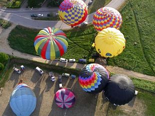 b105091858-flyballoon-e-land-art-mongolfiere-a-tavarnelle