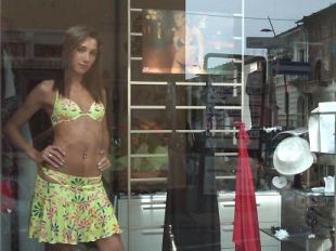 b004161851-trenta-bellissime-ragazze-in-vetrina