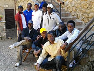 b105231326-accoglienza-profughi-clima-sereno-nella-canonica-della-curia-a-santa-colomba