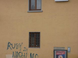 b102151944-atto-vandalico-alla-sede-di-rifondazione