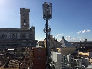 firenze-spunta-una-antenna-sul-tetto-di-eataly-che-impalla-giotto