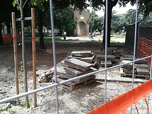 tramvia-per-i-saggi-archeologici-si-demolisce-il-cordolo-in-viale-matteotti