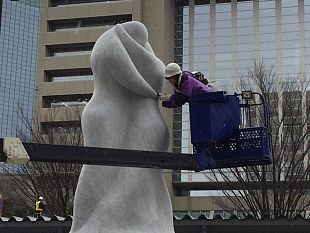 lovers-da-carrara-il-marmo-per-il-gigante-di-toyama