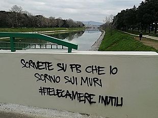 cascine-sulla-nuova-passerella-compaiono-messaggi-di-sfida