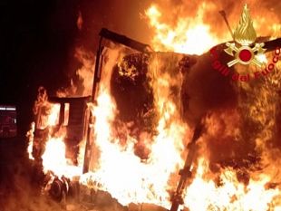 autosole-a-fuoco-camion-pieno-di-carta