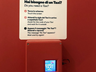 stazione-di-firenze-santa-maria-novella-iltaxi-si-chiama-da-touchscreen