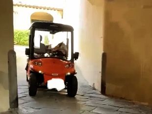 un-caddy-elettrico-nel-cimitero-di-san-miniato