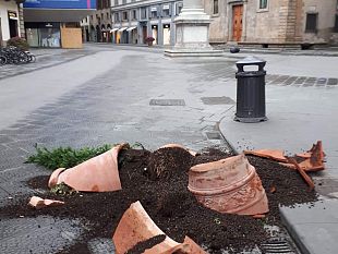 altre-due-fioriere-distrutte-dai-vandali