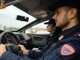 cameriere-di-un-ristorante-ferma-il-ladro