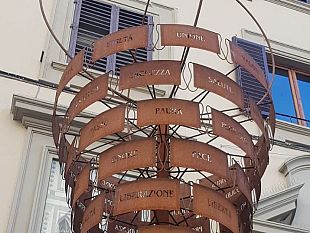 in-piazza-duomo-unopera-simbolo-dei-sacrifici-in-pandemia