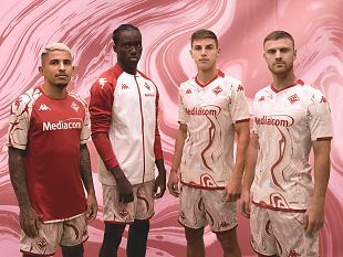 svelata-la-capsule-e-il-4-kit-gara-kappa-x-fiorentina-by-polimoda