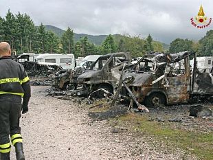 b010251458-livorno-violento-incendio-in-un-rimessaggio-per-camper-e-roulotte