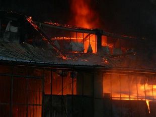 b102152245-incendio-alla-casa-di-alice-il-secondo-di-una-serie