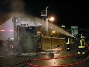 b006171427-autoarticolato-in-fiamme-ad-arezzo