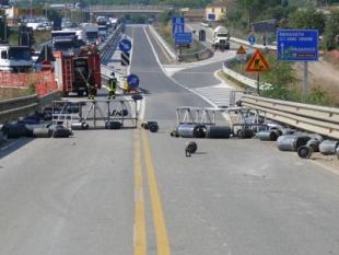 a909021213-autocarro-perde-180-bombole-di-gpl