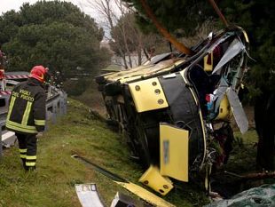 b002171644-un-malore-forse-all-origine-della-tragedia-le-immagini-del-bus