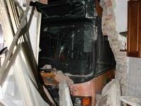 b003241653-incidente-stradale-autobus-piomba-su-un-edificio