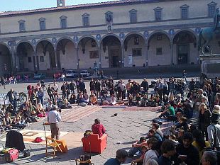 studenti-incontrano-i-migranti-flash-mob-contro-il-razzismo-in-piazza-santissima-annunziata