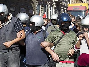 b110161934-guerriglia-urbana-di-roma-rabbia-e-sconforto-a-firenze