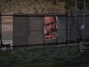 b302182157-manifesti-elettorali-la-guerra-degli-spazisi-salvi-chi-puo