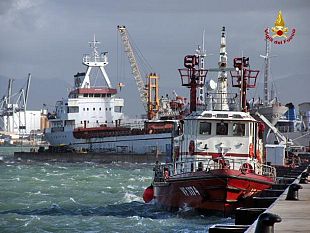 b204131121-nave-russa-ferma-a-pochi-metri-dalla-costa-toscana