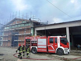 b004281443-chianciano-terme-violento-incendio-in-un-cantiere