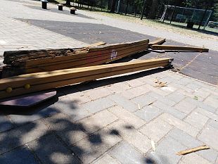 galluzzo-altalena-spaccata-ai-giardini-paese-infuriato