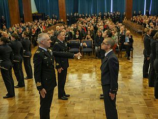 la-consegna-dello-spadino-agli-allievi-della-giulio-douhet