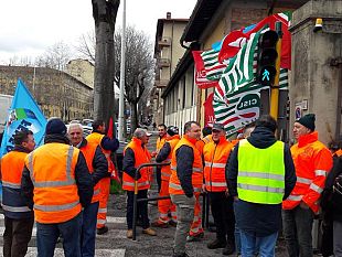 tav-di-firenze-operai-incrociano-le-braccia-al-cantiere-stazione-foster