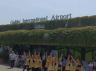 un-pianoforte-atterra-allaeroporto-galilei