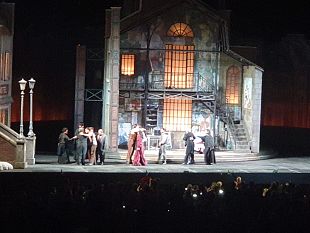 puccini-festival-2025-per-la-boheme-il-pubblico-non-teme-la-pioggia
