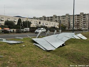 b003121708-pannelli-metallici-per-le-affissioni-elettorali-spazzati-via-dal-vento