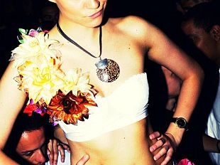 b206151401-gold-sex-models-money-al-lido