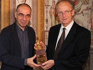 b310101926-il-regista-giuseppe-tornatore-premiato-dalla-biennale-dell-antiquariato