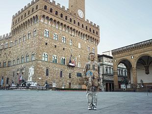 liu-bolin-hiding-in-florence-curata-da-marco-bazzini