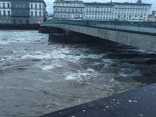 piena-dellarno-ore-di-apprensione-in-toscana