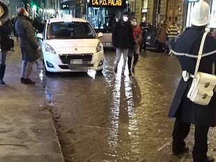 auto-doppia-sanzione-a-un-francese-paga-in-contanti-1800-euro