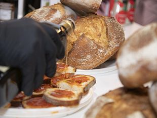 pane-olio-e-pomodoro-la-merenda-pop-piu-amata-dagli-italiani