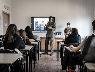 pistoia-i-paracadutisti-incontrano-gli-studenti
