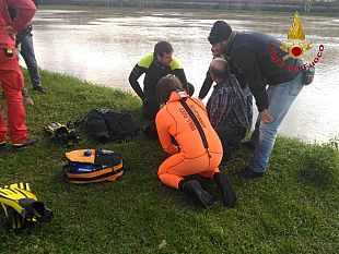 ragazza-salvata-in-arno-premiazione-agente-della-municipale