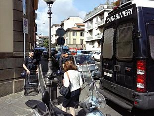 sgombero-a-firenze-occupanti-sul-tetto-e-traffico-in-tilt