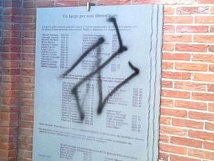 monumento-ai-deportati-lo-sfregio-ad-empoli-con-una-svastica